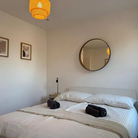 100 M2 Mit Balkon Und Parkplatz Διαμέρισμα