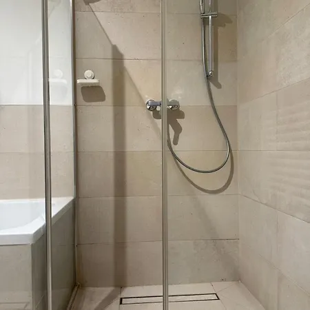 100 M2 Mit Balkon Und Parkplatz Διαμέρισμα *