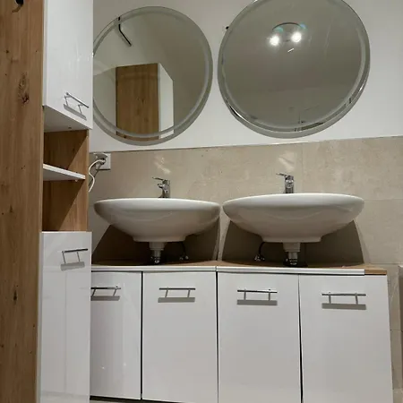 100 M2 Mit Balkon Und Parkplatz Διαμέρισμα *