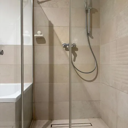 100 M2 Mit Balkon Und Parkplatz Διαμέρισμα *