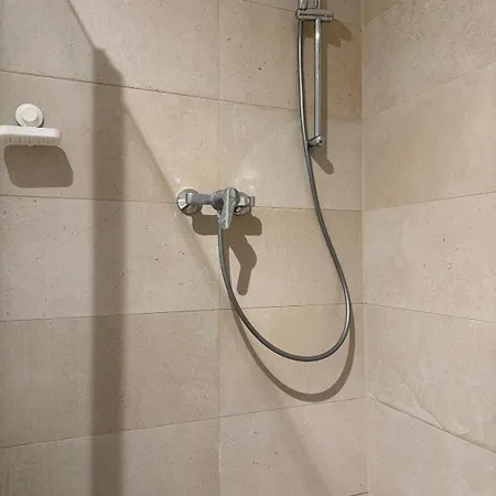 100 M2 Mit Balkon Und Parkplatz *